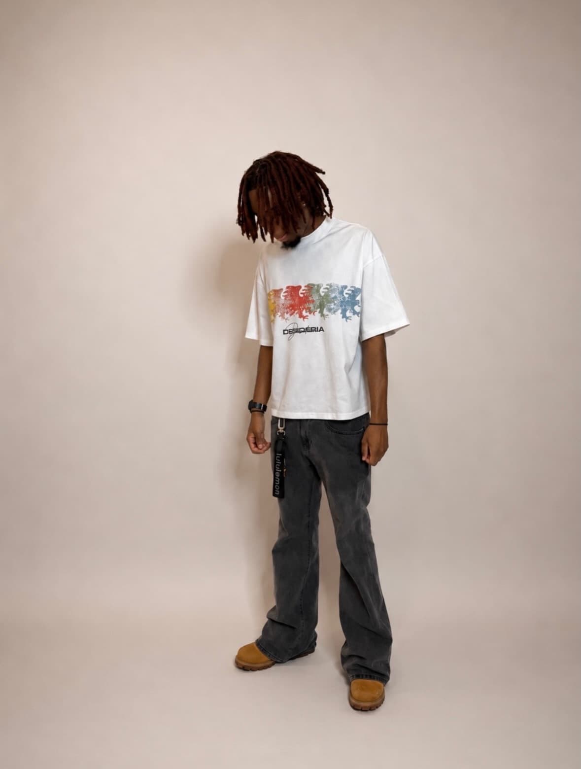 Solo look at the multicolor eagle tee with faded black denim